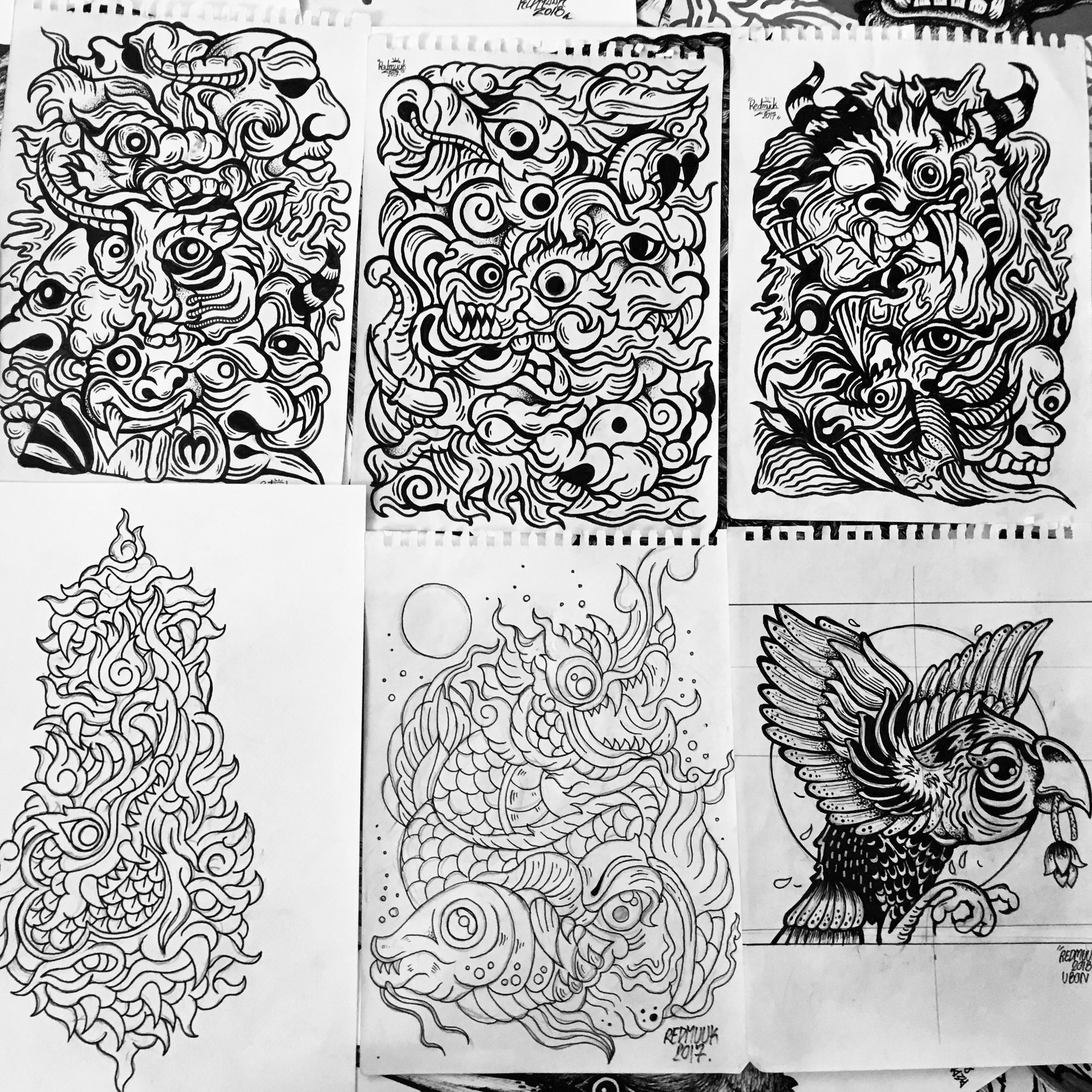 ภาพลายเส้นสีดำบนกระดาษขาวหกแผ่น ด้านบนเป็นใบหน้าหลายรูป ด้านล่างเป็นรูปทรงยาว ปลาสองตัว และนกคาบดอกไม้